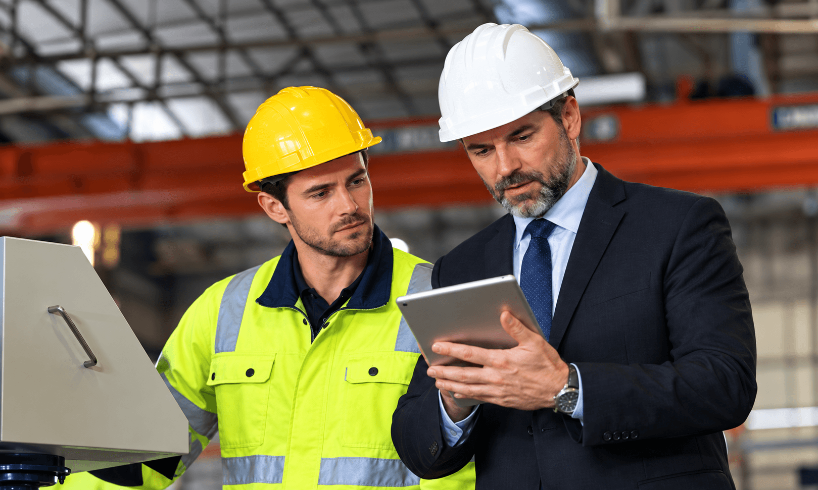 Consultor e colaborador analisando dados em tablet durante levantamento de campo
