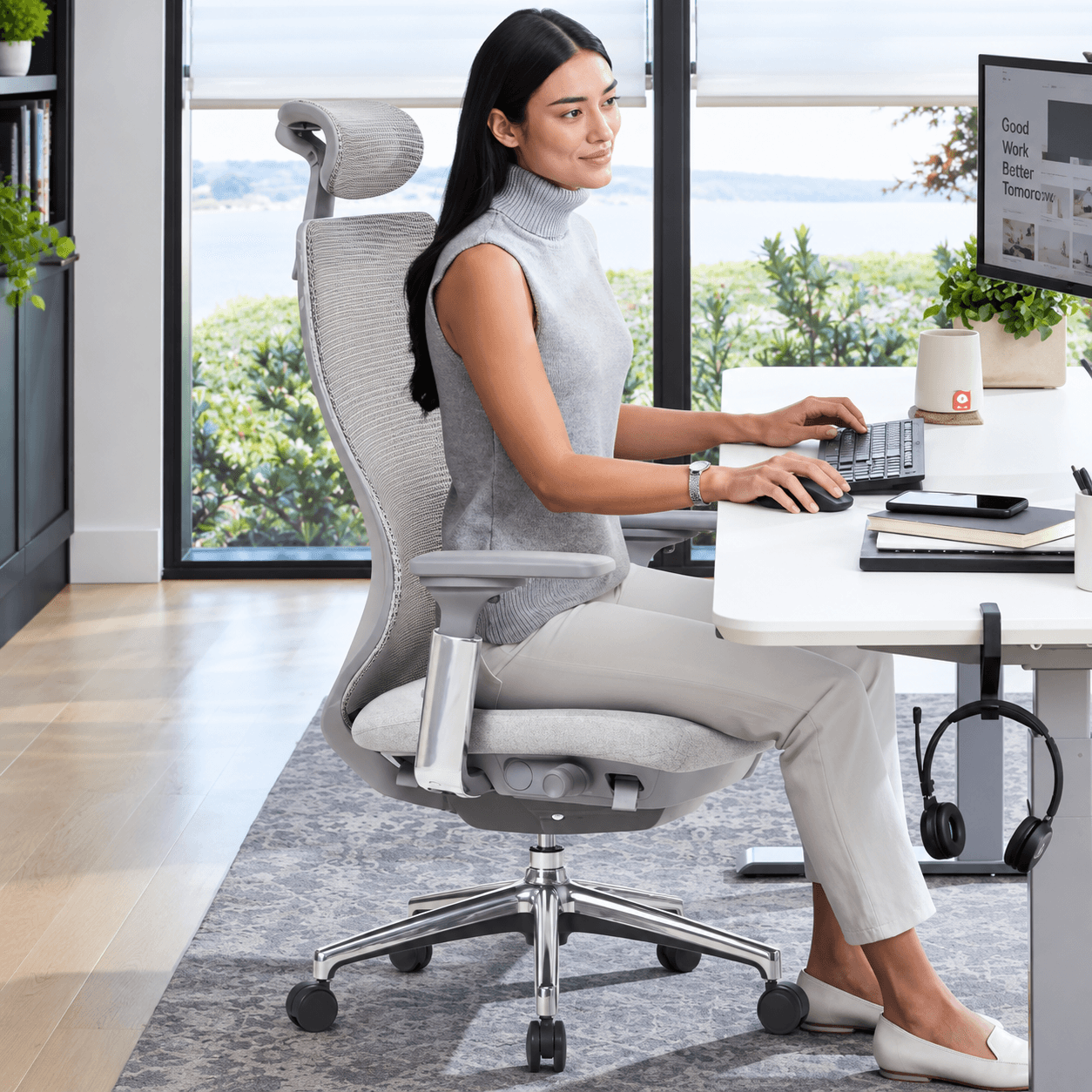 Profissional em posto de trabalho com mobiliário ergonômico ajustado
